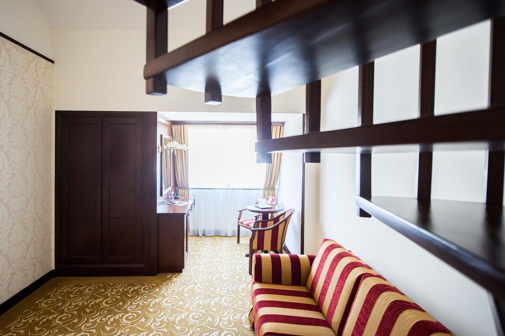 Hotel Silva Буштені Екстер'єр фото