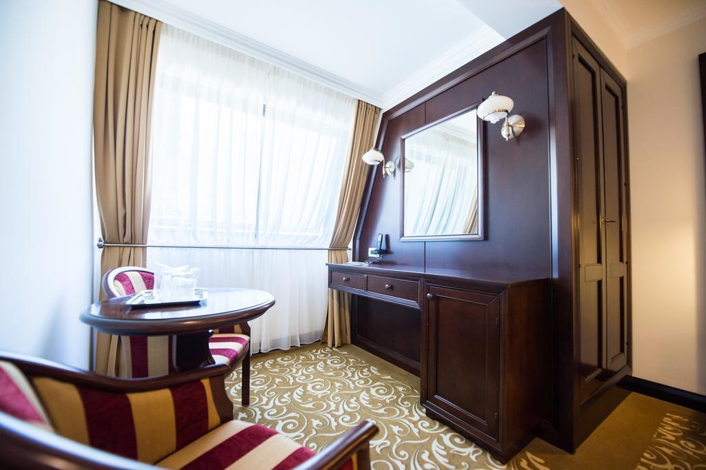 Hotel Silva Буштені Екстер'єр фото
